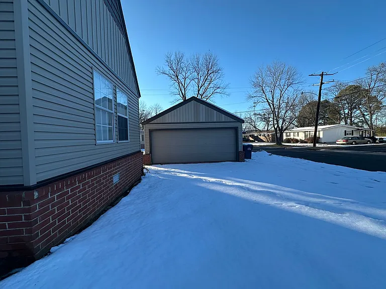 1015 N El Paso Ave — Photo 4
