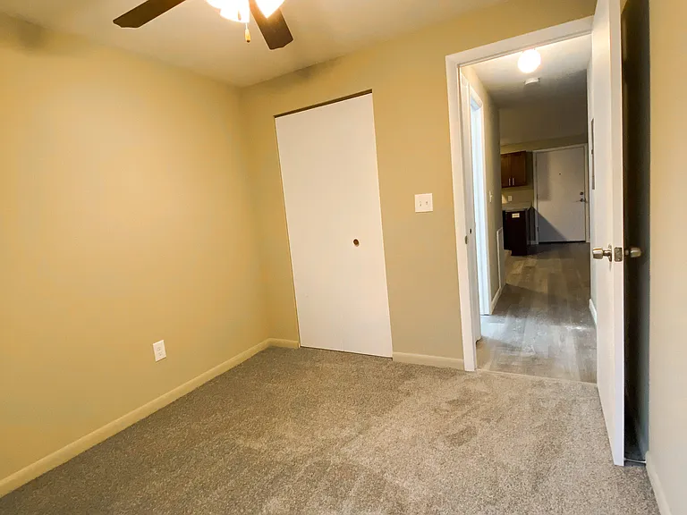 Holland Gardens Apartments — Photo 16