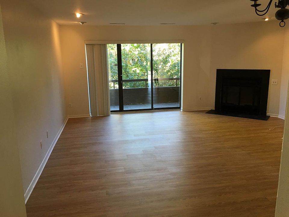 1st image of 3123 Hawthorne Dr NE #3123