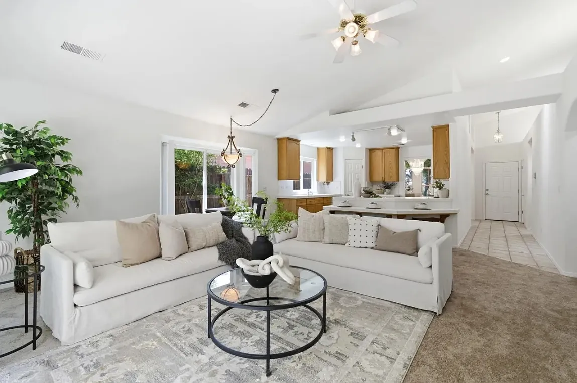 3 bed, 1647 sqft, $2,450 — Photo 2