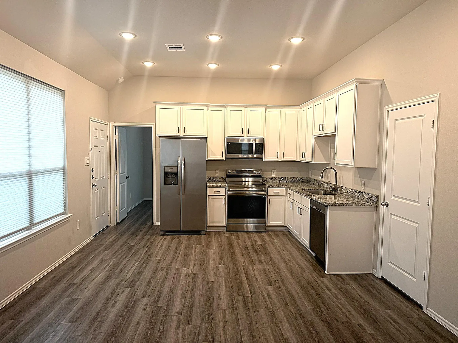3 bed, 2.0 bath, 1000 sqft, $1,275 — Photo 2