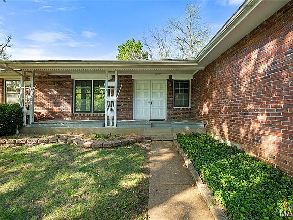 3rd image of 219 Barker Ln