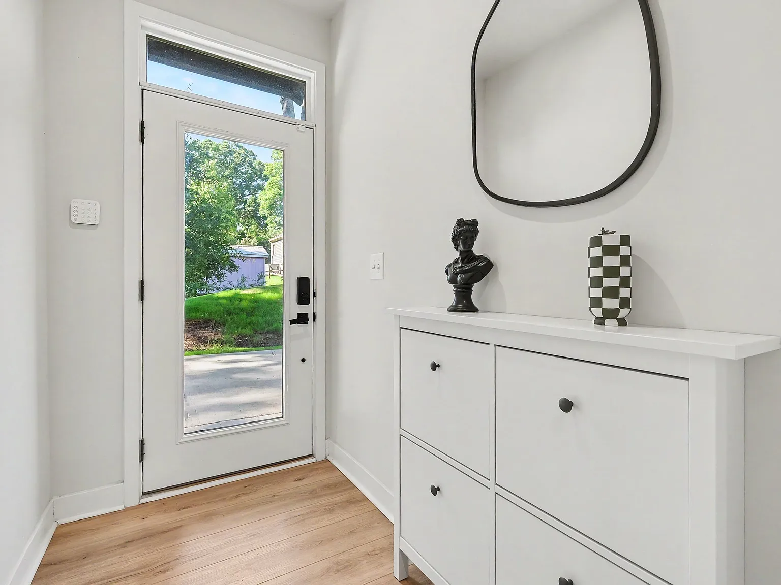 3 bed, 3.5 bath, 1707 sqft, $3,500 — Photo 3