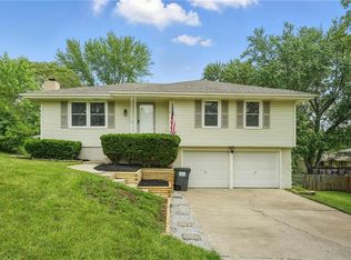 218 SW 20th St, Oak Grove, MO 64075