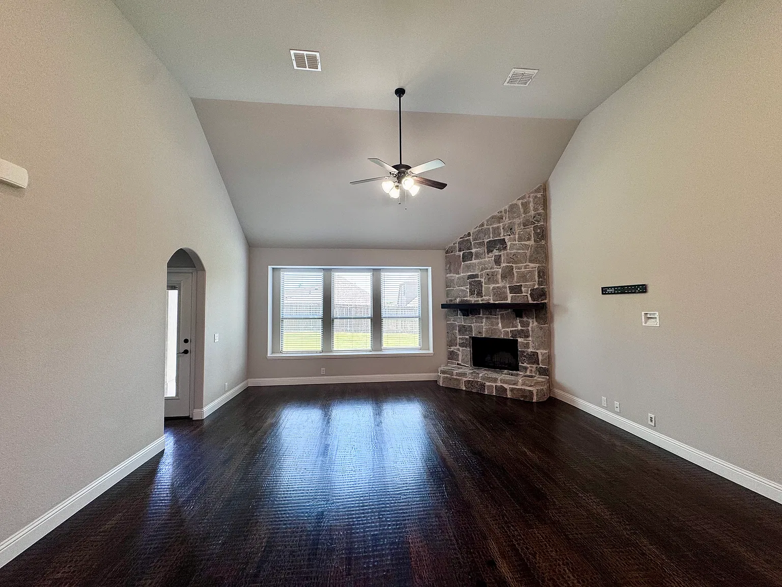 4 bed, 1870 sqft, $2,400 — Photo 2