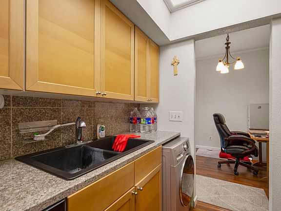 4th image of 1509 W 39th 1/2 St #208