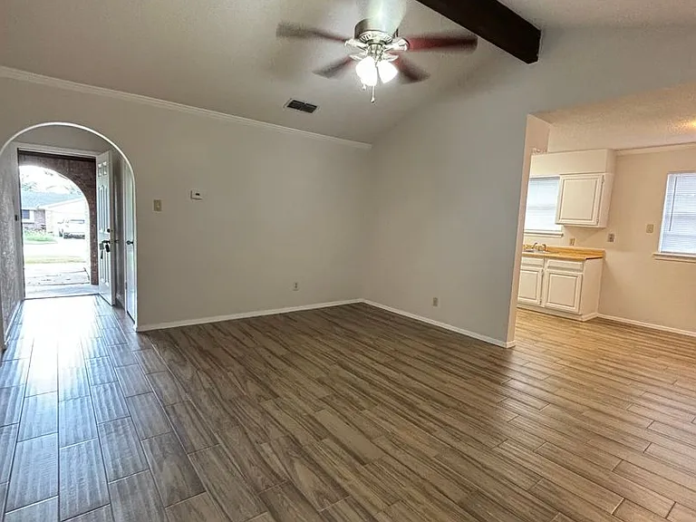 912 Vaughn Dr — Photo 5