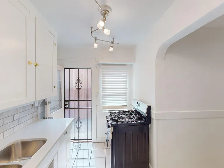 Lovely, Large, & Bright 1 Bed in Beautiful Downtown Courtyard Complex — Photo 43