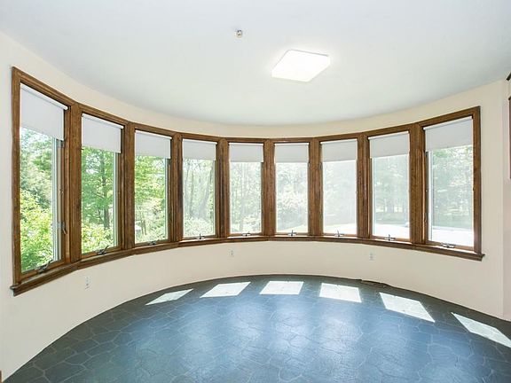 3rd image of 12 Meetinghouse Ln