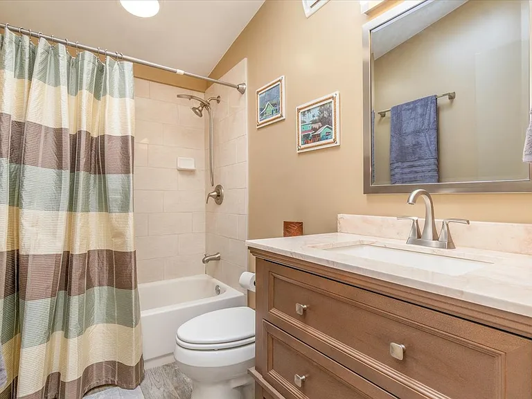 Common hallway bathroom.