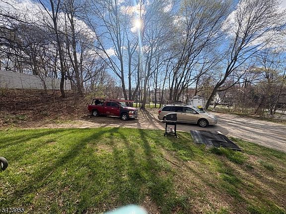 4th image of 412 N Main St