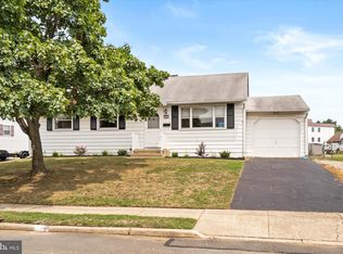 11 Glendon Rd, Hamilton, NJ 08610