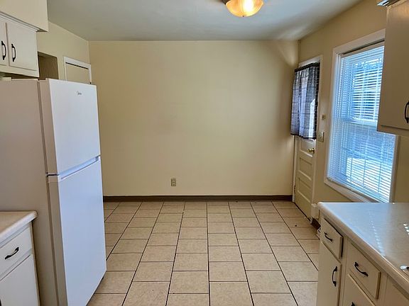 4th image of 219 Eisenhower Dr #1