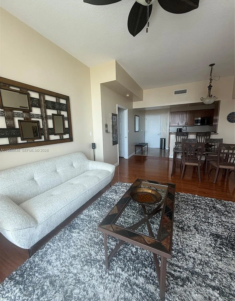 Duo Condominium East — Photo 2