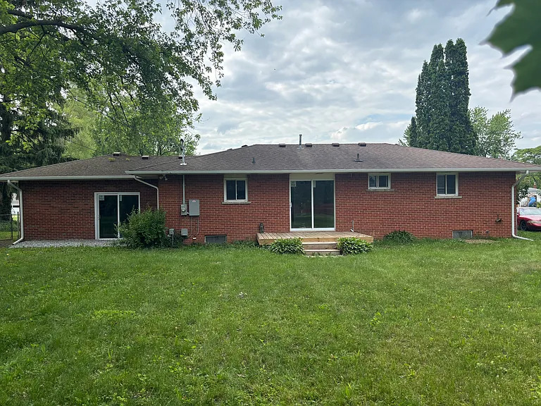 901 Briarwood Ln — Photo 2