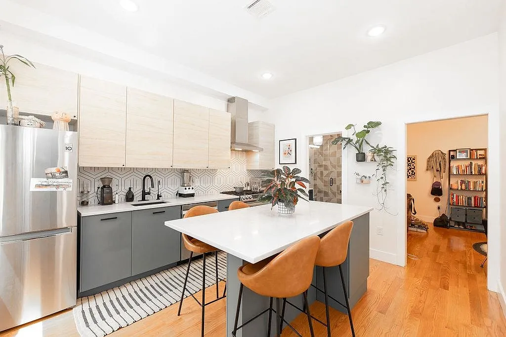 2 bed, 1.0 bath, $2,600 — Photo 1