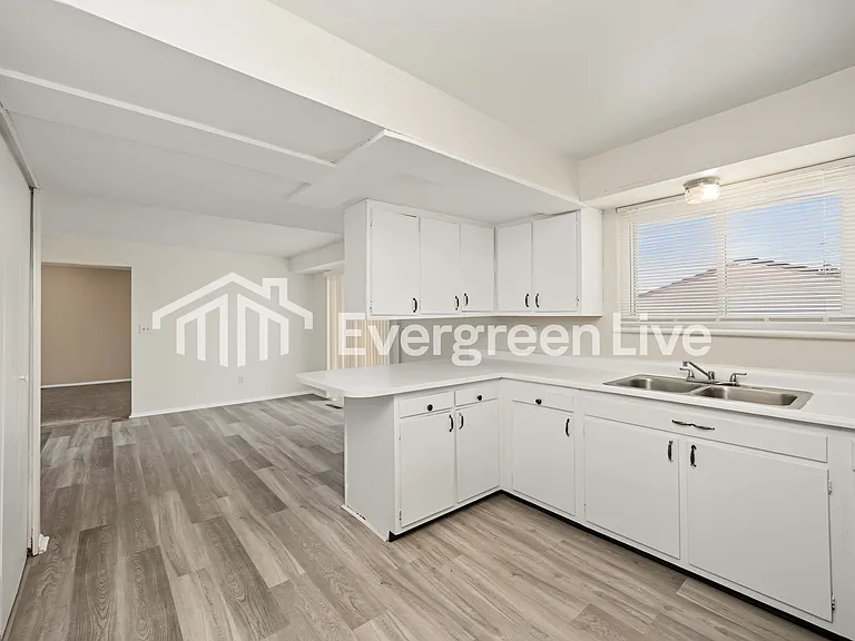 1733 Continental Dr — Photo 8
