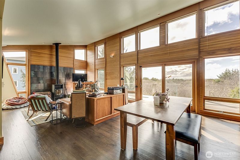 3rd image of 174 Sea Wind Lane SW