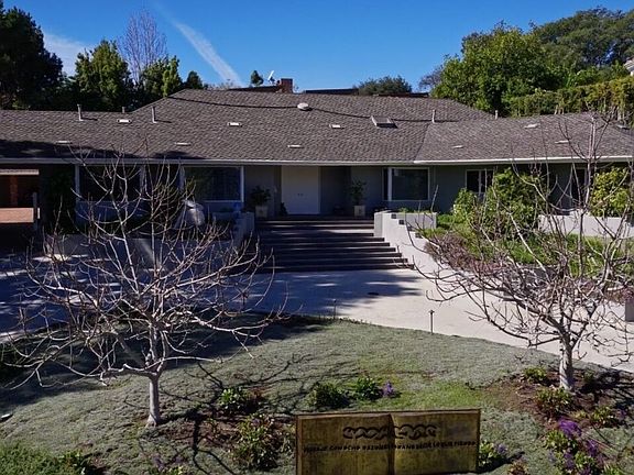 3rd image of 917 Oxford Way