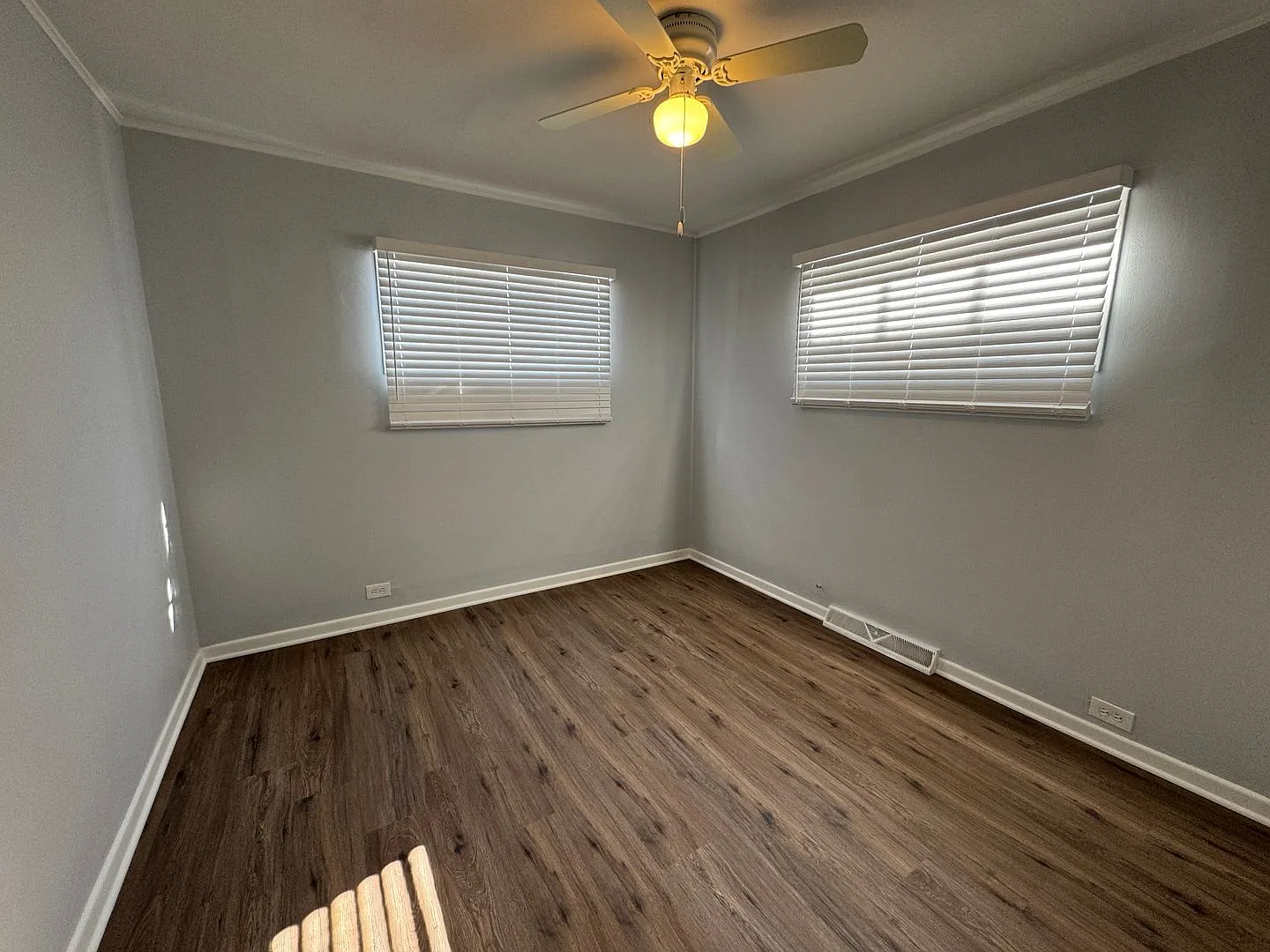 Spacious 3 Bedroom 2 Bath Harwood Heights Home for Lease — Photo 3