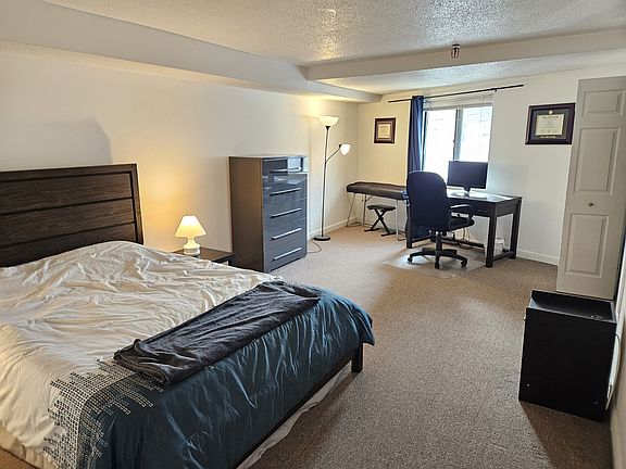 OVERSIZED BEDROOM