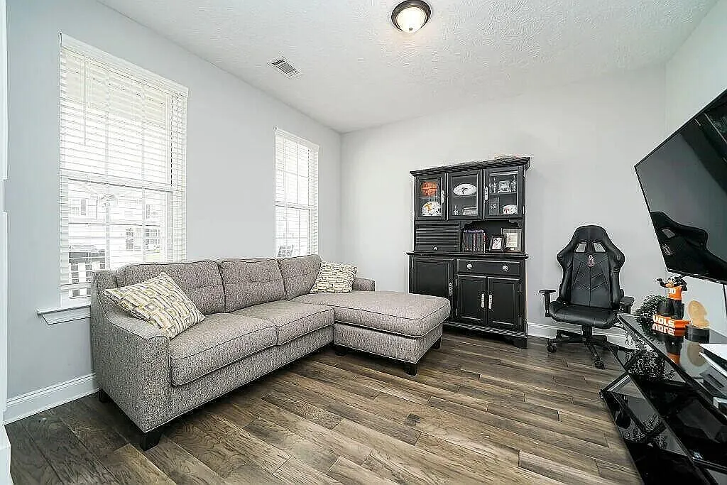 4 bed, 2.5 bath, 2736 sqft, $2,200 — Photo 4