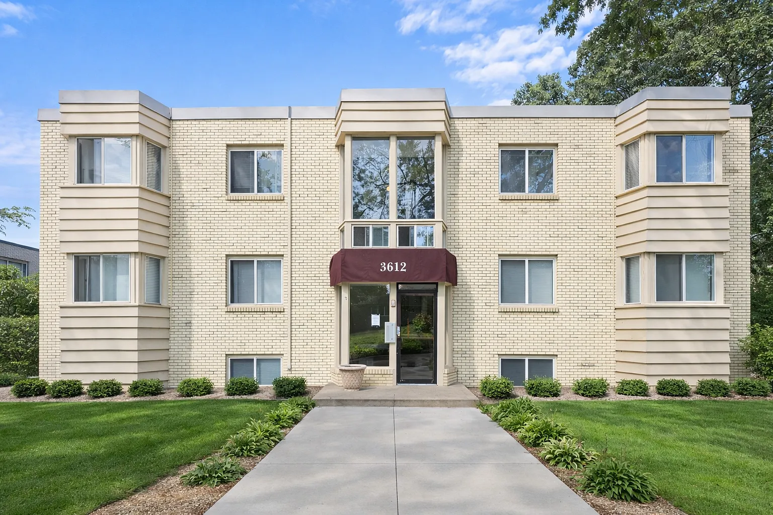 Lynn Plaza Apartments — Photo 2