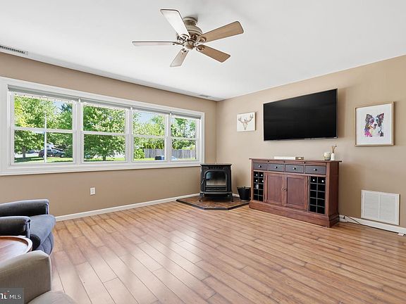 4th image of 7 New Pond Ln