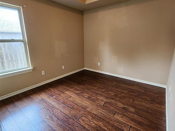 4th image of 12 NE Summerwood Dr