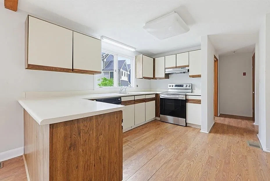 3 bed, 2.5 bath, 2490 sqft, $3,700 — Photo 4