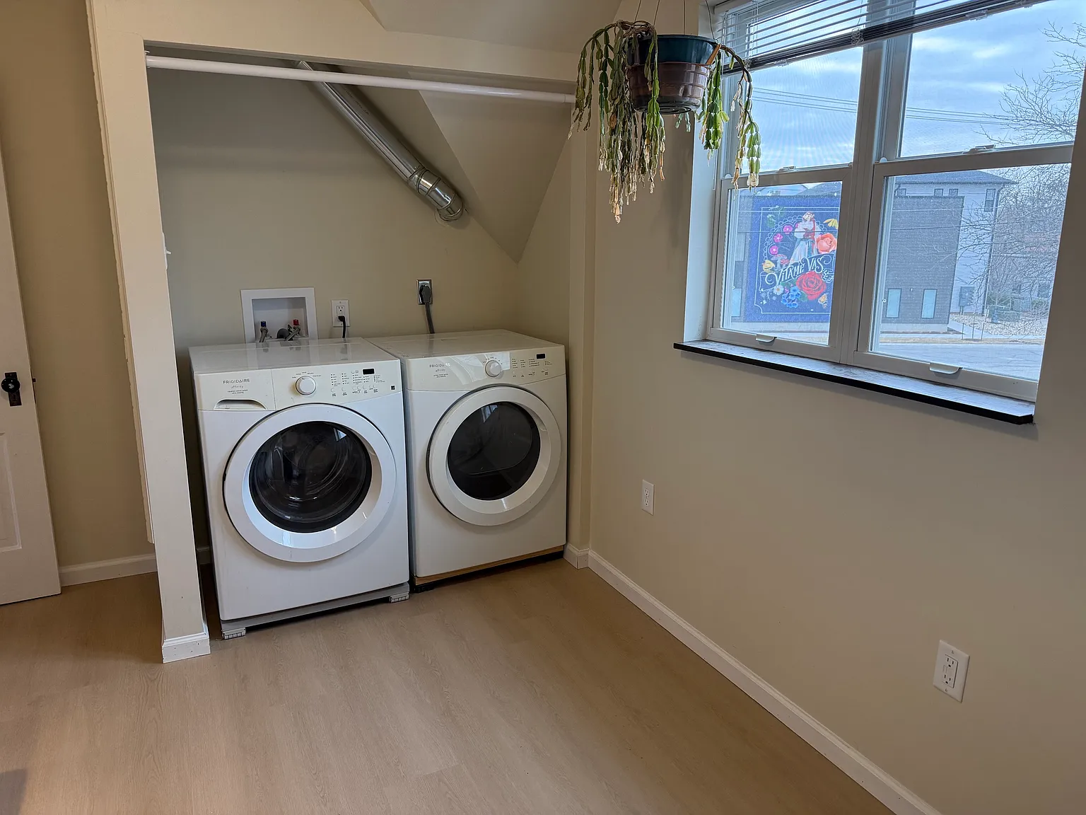 2 bed, 1000 sqft, $1,300 — Photo 3