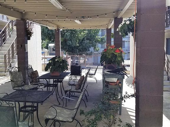 1st level common patio.