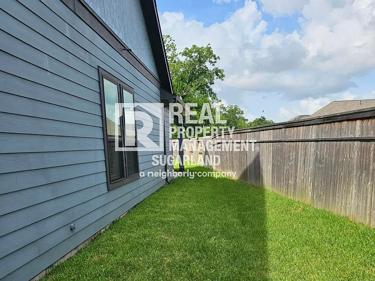 1414 Emma Lake Dr — Photo 30
