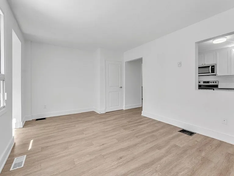 371 Yonge St — Photo 5