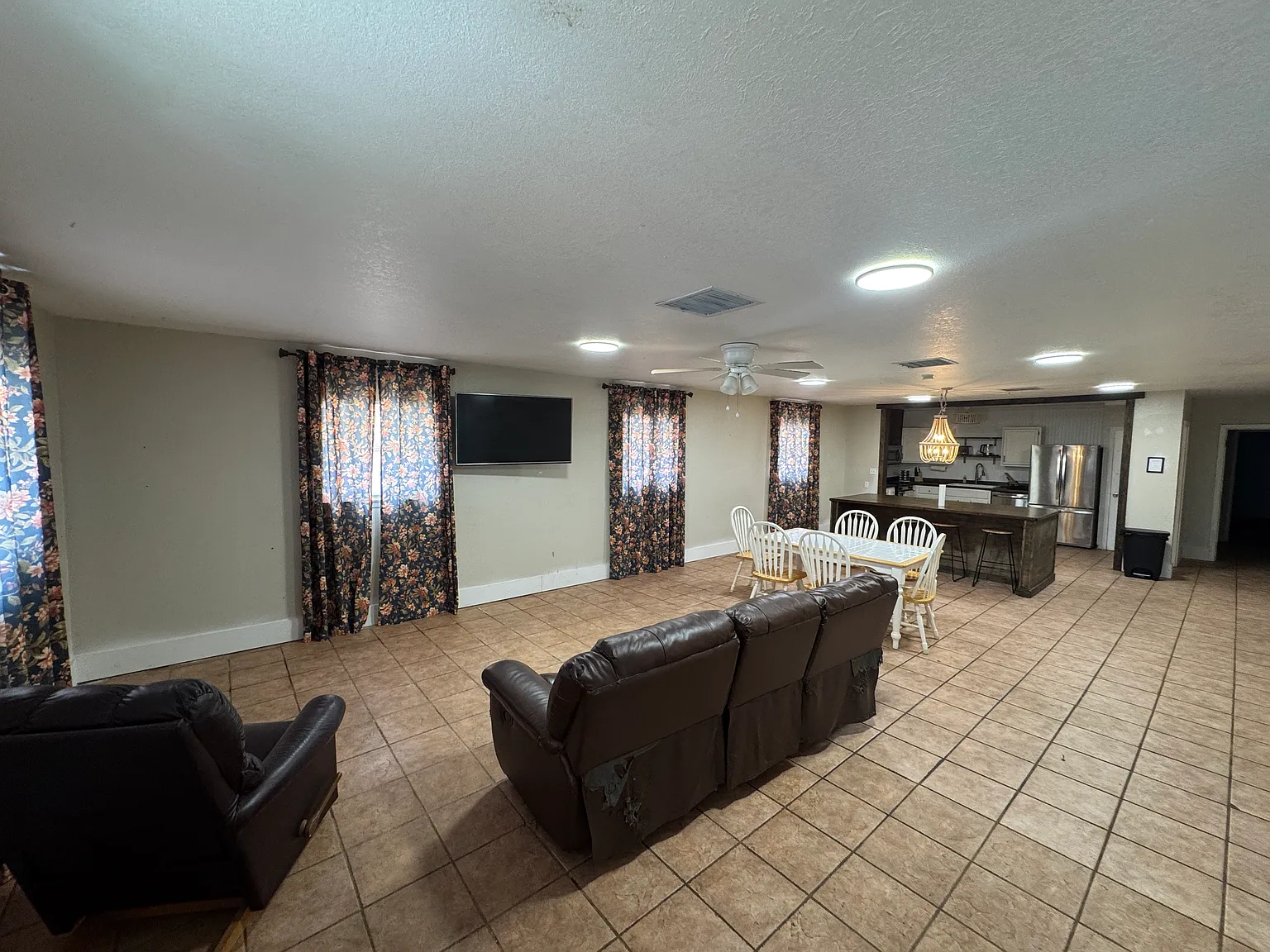 3 bed, 1.5 bath, 3000 sqft, $975 — Photo 4