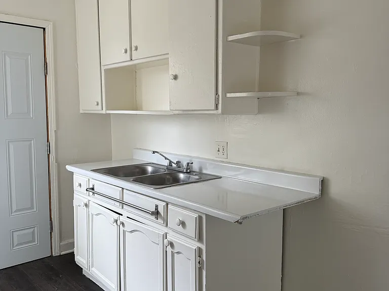 1184 W 39th St #6 — Photo 4