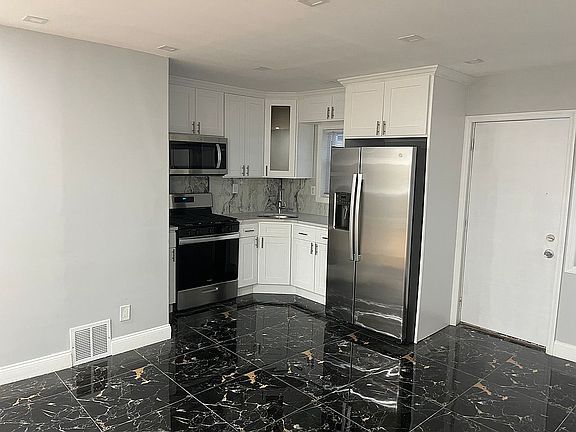 4th image of 11610 167th St