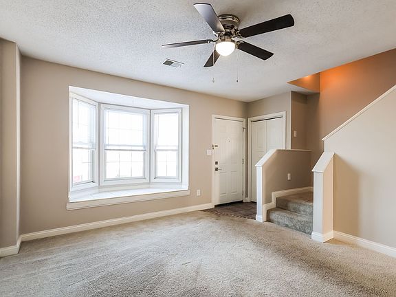 4th image of 714 Hawkins Dr #101