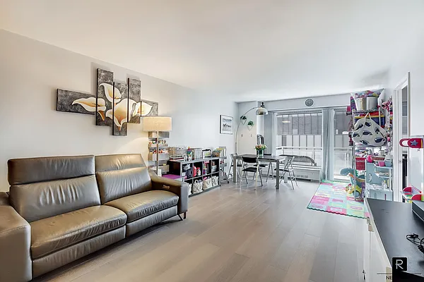 Sold by R New York | media 37