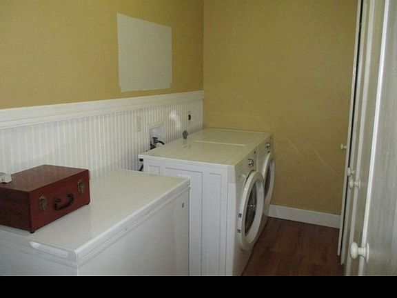 Laundry room w/storage 