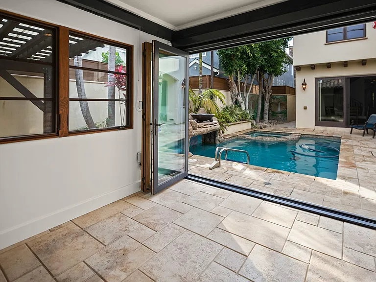 Bonus / pool room with full bath, opens to pool area