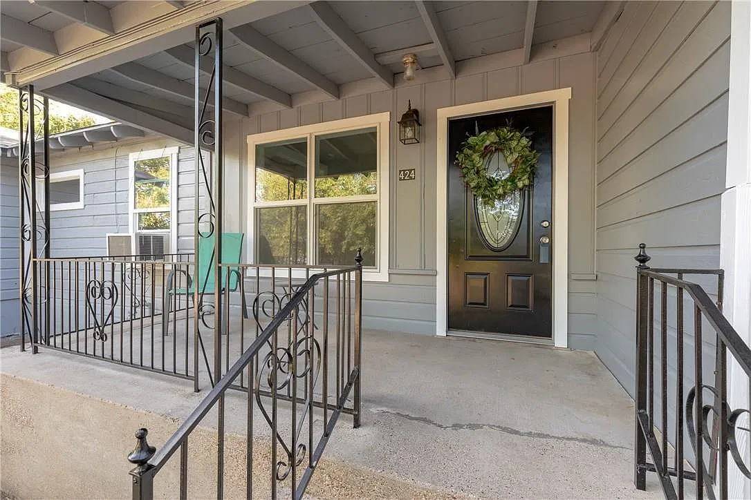 3 bed, 1256 sqft, $1,900 — Photo 2
