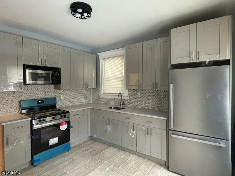 3 bed, 1.0 bath, $2,500 — Photo 2