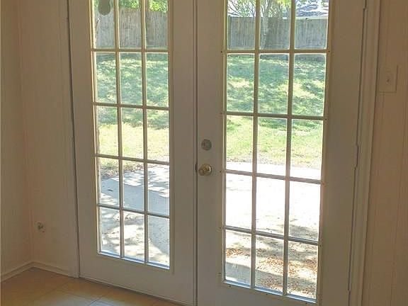 4th image of 2737 Glenmont Ln