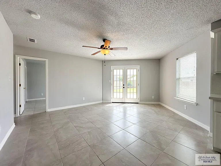 1013 Champlain Dr — Photo 6