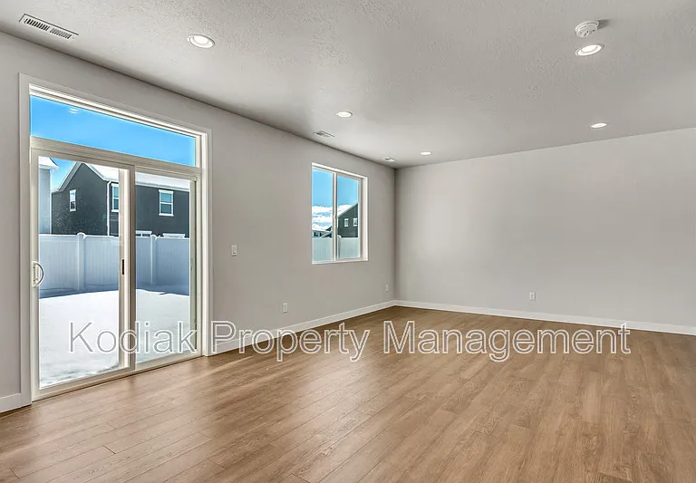 3199 S Claire Ave — Photo 4