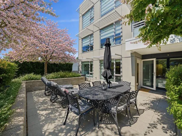 1061 Marine Dr #207, North Vancouver, BC V7P 1S6