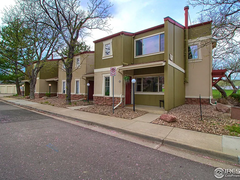 855 W Moorhead Cir — Photo 42
