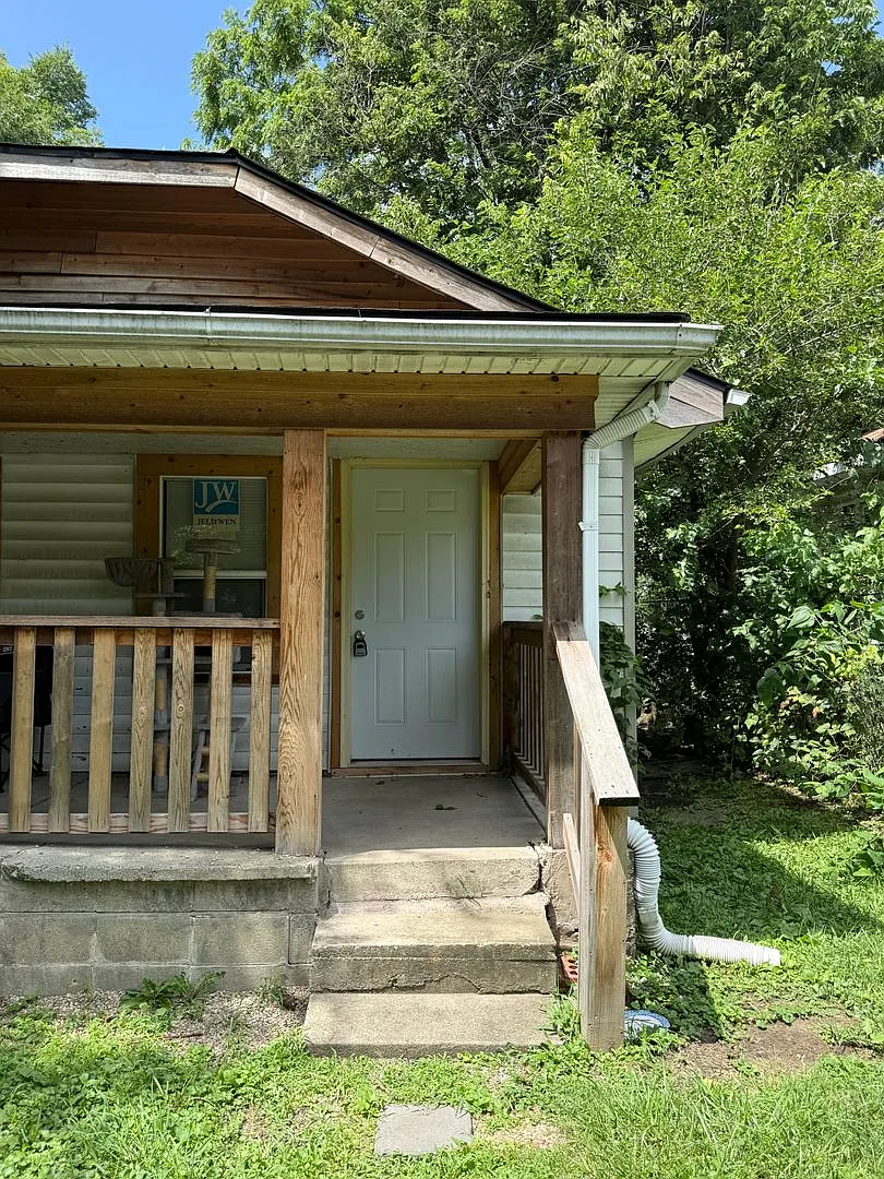 Cute & Updated 1 Bedroom Duplex — Photo 2