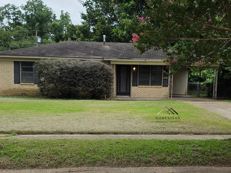 1704 Bradley St — Photo 2